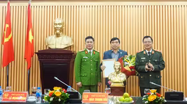 Trao quyết định nghỉ hưu đối với Đại tá Lê Mạnh Tuấn - nguyên Phó Giám đốc CS PCCC TP. Hà Nội