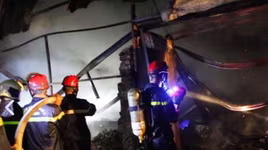 Gần 2 tiếng đồng hồ khống chế đám cháy xưởng tái chế nhựa tại quận Hoàng Mai