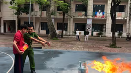 Hàng trăm học sinh thực tập kỹ năng thoát hiểm và cứu nạn, cứu hộ