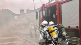 Diễn tập cứu người mắc kẹt trong đám cháy ở khu dân cư phường Phúc Xá