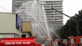 Hàng trăm công nhân tham gia diễn tập cứu nạn, cứu hộ đám cháy tại kho xưởng