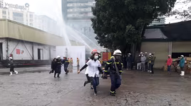 Diễn tập chữa cháy cứu nạn ở kho xưởng quy mô lớn tại quận Thanh Xuân