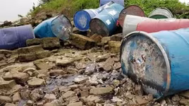 Xác định người liên quan đến 12 thùng phuy nghi có chất độc hại bên bờ sông Hồng