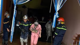 Những hình ảnh quả cảm của Đội cứu hỏa quận Bắc Từ Liêm cứu người mắc kẹt trong lửa cháy