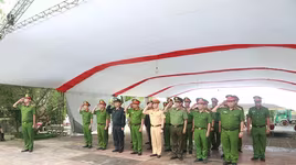 Cụm thi đua số 3, Công an Hà Nội tặng quà cho học sinh huyện Mèo Vạc