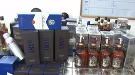 Phát hiện đường dây sản xuất rượu Chivas giả
