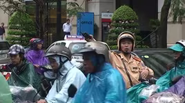 Lực lượng CSGT Hà Nội đảm bảo an toàn giao thông mùa mưa bão