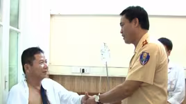 Lãnh đạo Cục CSGT thăm CSGT Hà Nội bị thương khi làm nhiệm vụ