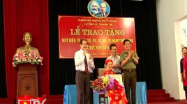 Trao Huy hiệu 70 năm tuổi Đảng cho đảng viên lão thành ở  Sơn Tây và Thanh Trì