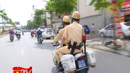 CSGT Hà Nội tặng mũ bảo hiểm cho người vi phạm