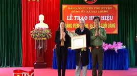 Trao huy hiệu Đảng cho các đảng viên lão thành huyện Phú Xuyên