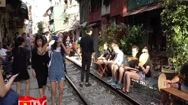 Bất chấp rủi ro, nguy hiểm, nhiều du khách chụp ảnh trên đường tàu