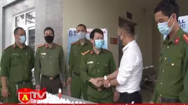 Báo An ninh Thủ đô tặng lực lượng công an cơ sở hơn 3.000 chai nước rửa tay sát khuẩn