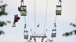 Nghẹt thở cứu 100 hành khách mắc kẹt trên cáp treo ở Đức