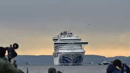 Đi tàu du lịch hạng sang nhưng "dính" virus corona, hành khách kêu "tù túng phát điên"