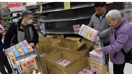 Người dân Hồng Kông đổ xô đi mua đồ tích trữ trước quy định cách ly mới