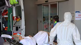 Italia: Bệnh viện "vỡ trận" vì Covid-19, người dân cố thực hiện nguyên tắc cách 1m