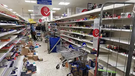 [Ảnh] Ngày cuối tuần đầy hoảng loạn vì Covid-19 ở nước Anh