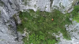 [Video] Siêu nhân dọn rác giữa lưng chừng vách núi dựng đứng cao 1.400m