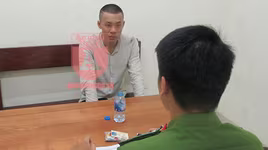 Hà Nội: Cảnh sát quật ngã đối tượng hung hãn cầm 2 dao nhọn đi trả thù