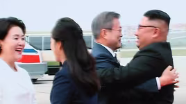 Ông Kim Jong-un ra tận sân bay đón Tổng thống Hàn Quốc, ôm nhau nồng ấm