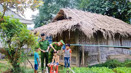 [ẢNH]  Những chiến sỹ Cảnh sát tương lai về với đồng bào "quê mía" Hòa Bình