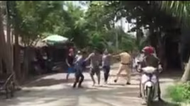 3 thanh niên say xỉn vây đánh cảnh sát giao thông ở miền Tây