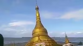 Lũ lớn "nuốt chửng" chùa vàng ở Myanmar