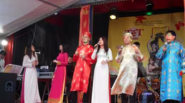 Đón Tết cổ truyền tại “kinh đô ánh sáng”