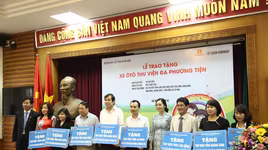 Trao tặng ô tô thư viện lưu động đa phương tiện cho 8 địa phương