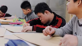 "Những ô cửa chênh vênh"-thông điệp về vẻ đẹp không hoàn hảo