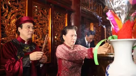 Lễ dâng hương tưởng nhớ các vua Hùng được tổ chức trọng thể trên đỉnh núi Nghĩa Lĩnh