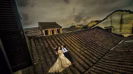 Bức xúc với hình ảnh cặp đôi chụp ảnh cưới trên mái nhà cổ Hội An