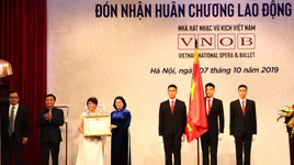 Nhà hát Nhạc vũ kịch Việt Nam đón Huân chương Lao động hạng Nhì