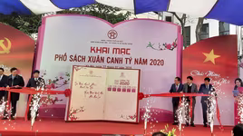 Người dân Hà Nội "trẩy hội" Phố Sách Xuân Canh Tý 2020