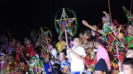 Trẻ vùng cao Sơn La ngơ ngác và thích thú lần đầu xem múa lân, chơi đèn ông sao