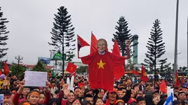 [ẢNH] Người hâm mộ phủ đỏ sân bay Nội Bài, háo hức chờ những người hùng U23 Việt Nam