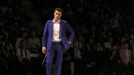 Chán phận dự bị ở Thanh Hóa, thủ môn Bùi Tiến Dũng đi diễn thời trang