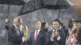 [ẢNH] Cúp vàng World Cup được trao đầy cảm xúc dưới cơn mưa như trút