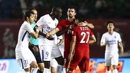 Cầu thủ Trung Quốc trả giá đắt vì phân biệt chủng tộc với cựu sao Chelsea