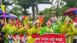 Biển người đội mưa chào đón Olympic Việt Nam ở sân bay Nội Bài
