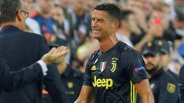 Ronaldo bị đuổi thẳng cổ trong lần đầu tiên đá Champions League cùng Juve