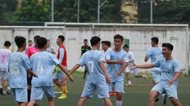 [ẢNH] Pha ăn mừng mang thương hiệu Ronaldo được tái hiện trên sân Tây Hồ