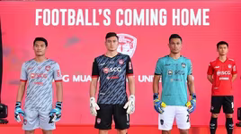 [ẢNH] Đặng Văn Lâm đẹp như người mẫu trong ngày Muangthong Utd ra mắt trang phục mới