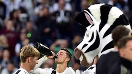 [ẢNH] Ronaldo thoải mái tu rượu khi Juve vô địch Serie A sớm 5 vòng