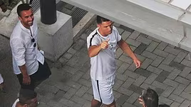 [ẢNH] Ronaldo bỗng nhiên xuất hiện ở Đông Nam Á để làm gì?