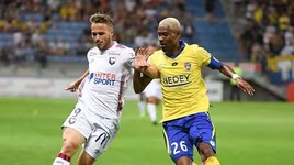 Cầu thủ gốc Việt gây sốt khi đeo băng đội trưởng ở Pháp