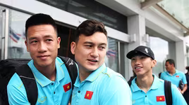 [ẢNH] ĐT Việt Nam bịn rịn chia tay nhau ở Thái Lan