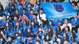 [ẢNH] CĐV Lê Văn Thiêm máu lửa phủ xanh khán đài sân Tây Hồ