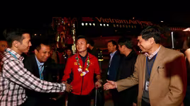 Hình ảnh các tuyển thủ Việt Nam xuất hiện trong vòng vây người hâm mộ